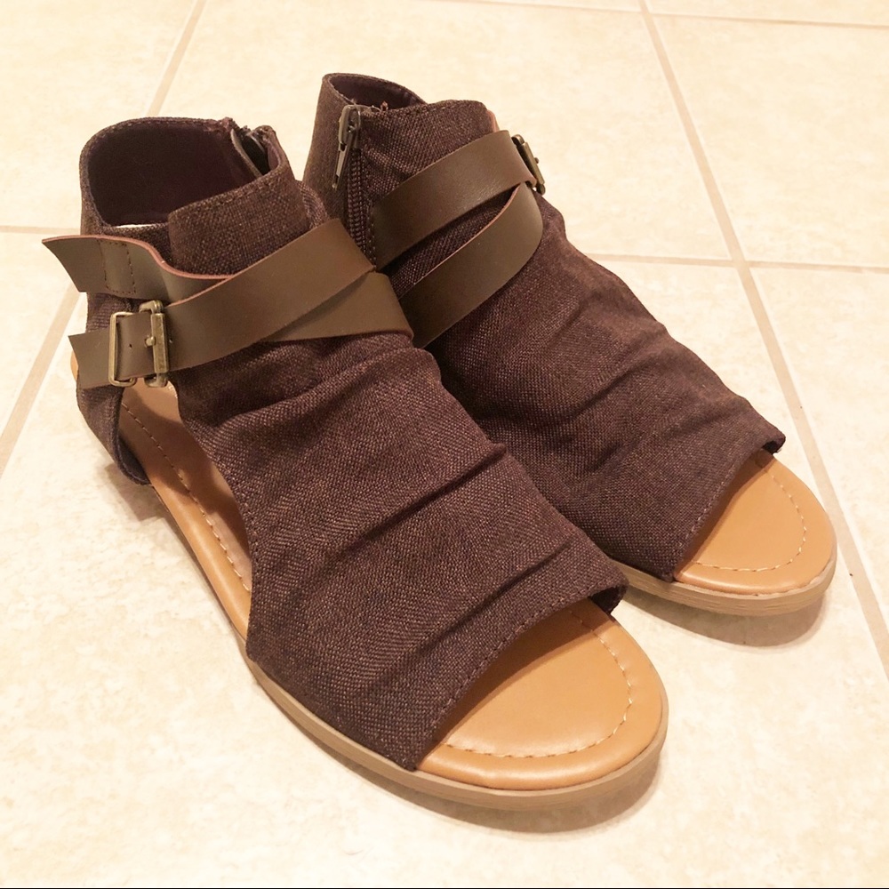 Cambridge Select Crisscross Buckle Sandals, 8.5